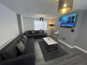 NEW Luxurious Modern Large 3 Bed House - Sleeps Up to 10 Guests - Sky Ultra HD, Sky Movies, Netflix, Disney Plus